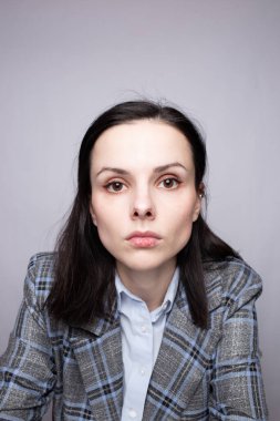 Gri arka planda takım elbiseli kadın yönetici