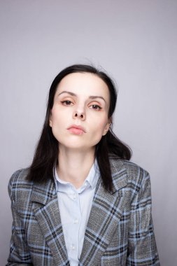 Gri arka planda takım elbiseli kadın yönetici