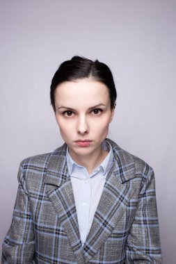 Kafes kıyafetli kadın ofis çalışanı.