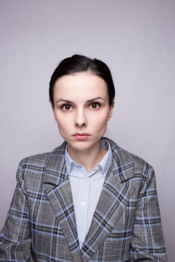 Kafes kıyafetli kadın ofis çalışanı.