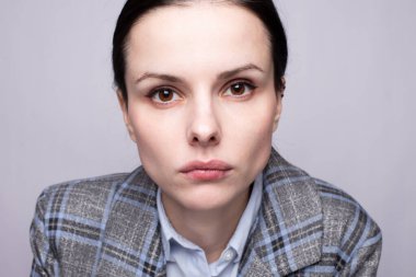 Kafes kıyafetli kadın ofis çalışanı.