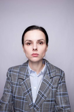 Kafes kıyafetli kadın ofis çalışanı.