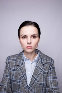 Kafes kıyafetli kadın ofis çalışanı.