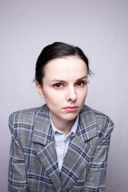 Kafes kıyafetli kadın ofis çalışanı.