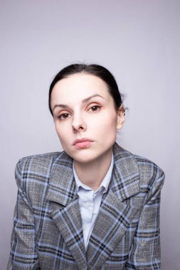 Kafes kıyafetli kadın ofis çalışanı.