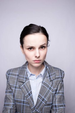 Kafes kıyafetli kadın ofis çalışanı.