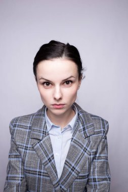 Kafes kıyafetli kadın ofis çalışanı.