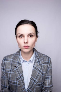 Kafes kıyafetli kadın ofis çalışanı.