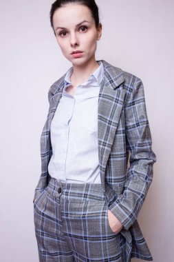 Kafes kıyafetli kadın ofis çalışanı.