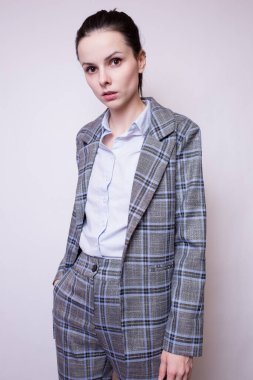 Kafes kıyafetli kadın ofis çalışanı.