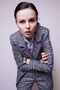 Kafes kıyafetli kadın ofis çalışanı.