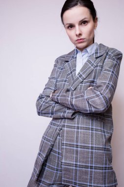 Kafes kıyafetli kadın ofis çalışanı.