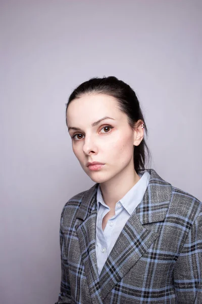 Ofis elbiseli kadın yönetici, resmi kıyafet zorunluluğu.