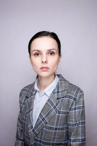 Kafes kıyafetli kadın ofis çalışanı.