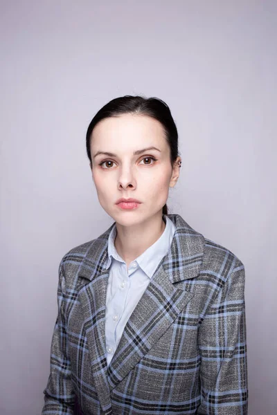 Kafes kıyafetli kadın ofis çalışanı.