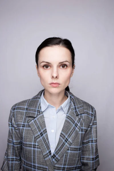 Kafes kıyafetli kadın ofis çalışanı.