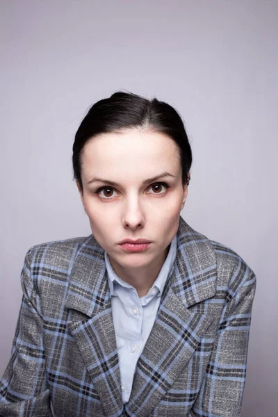 Kafes kıyafetli kadın ofis çalışanı.