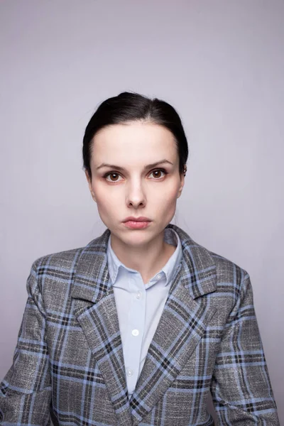 Kafes kıyafetli kadın ofis çalışanı.