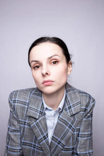 Kafes kıyafetli kadın ofis çalışanı.