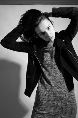 Deri ceketli güzel kadın, siyah beyaz fotoğraf.