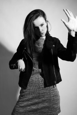Deri ceketli güzel kadın, siyah beyaz fotoğraf.