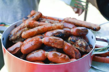 Chorizo ve taze kızarmış et tencerede.