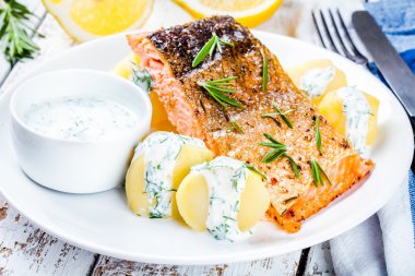 Fırında somon fileto ve haşlanmış patates 