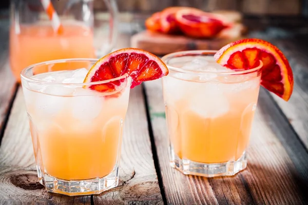Безалкогольный кровавый апельсиновый коктейль в стакане — стоковое фото