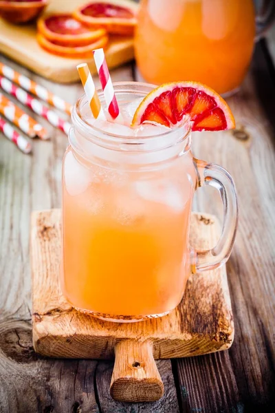 Cóctel naranja de sangre sin alcohol en un frasco de vidrio —  Fotos de Stock