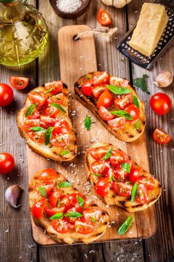 kiraz domates ve fesleğen ile ev yapımı bruschetta