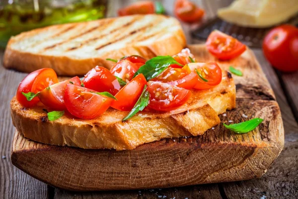 Domowe bruschetta z pomidorami koktajlowymi i bazylia zbliżenie — Zdjęcie stockowe