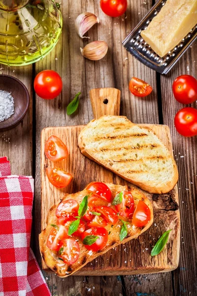 Domowe bruschetta z pomidorami koktajlowymi i bazylia — Zdjęcie stockowe