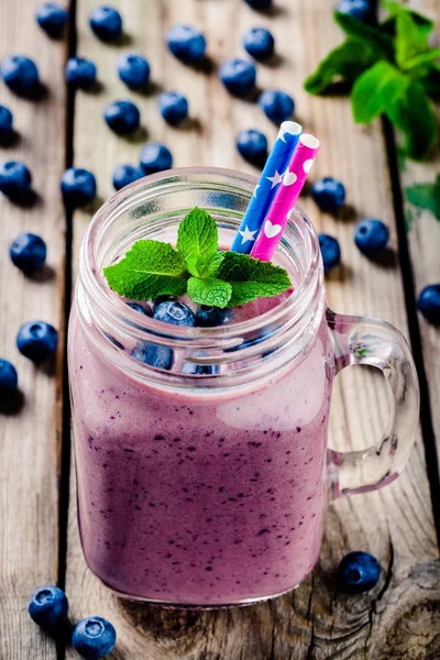 Blueberry smoothie in mason jar — Stock Photo, Image