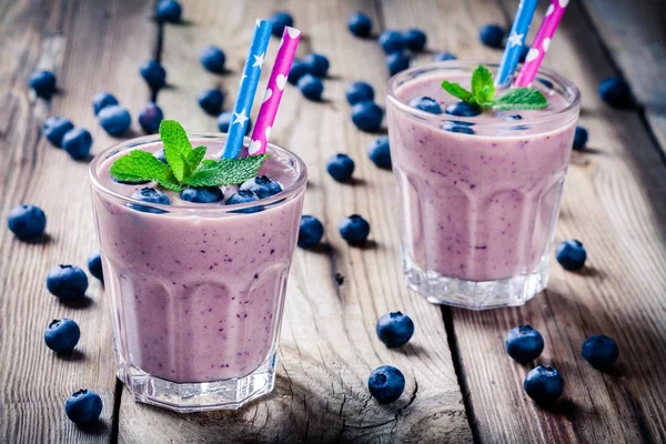 bir cam Blueberry smoothie 