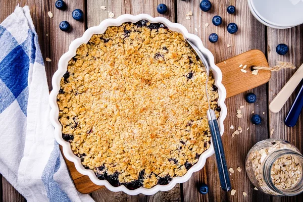 Homemade blueberry crumble with oatmeal — Stock Photo, Image