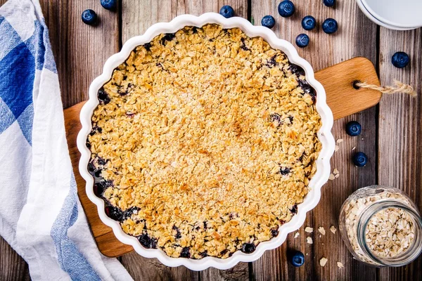 Crumble maison aux myrtilles avec flocons d'avoine — Photo