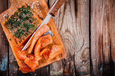 dereotu ile ev yapımı gravlax