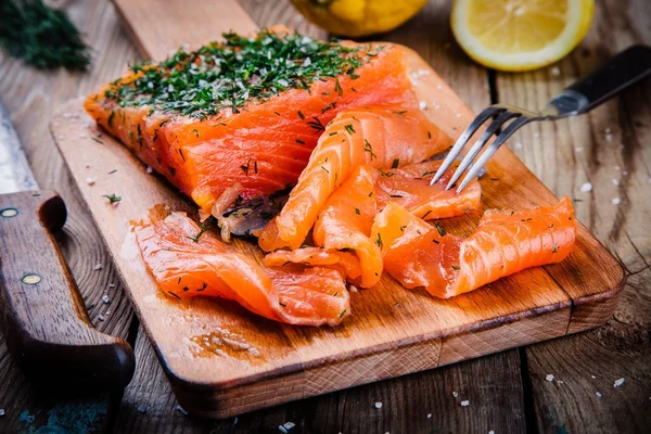 Hemgjord Gravad lax med dill — Stockfoto