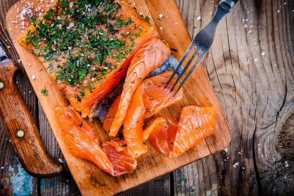 Homemade gravlax with dill — Stock Photo, Image