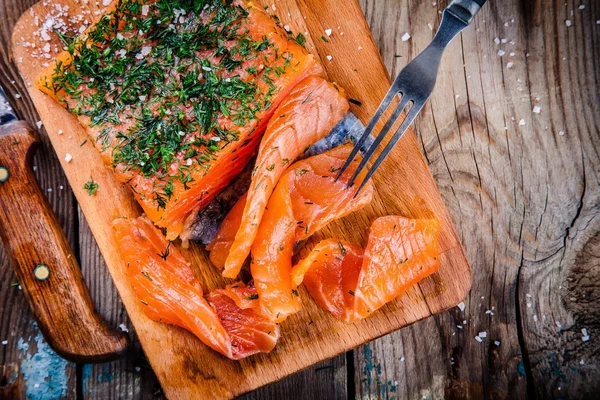 Házi tartozik a gravlax kapros — Stock Fotó