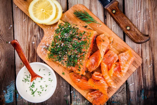 Hemgjord Gravad lax med dill — Stockfoto