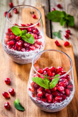 Chia puding nar taneleri ve nane ile