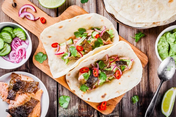 Somon ile ev yapımı tacos — Stok fotoğraf