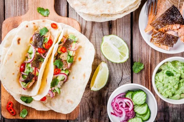 Somon ile ev yapımı tacos — Stok fotoğraf
