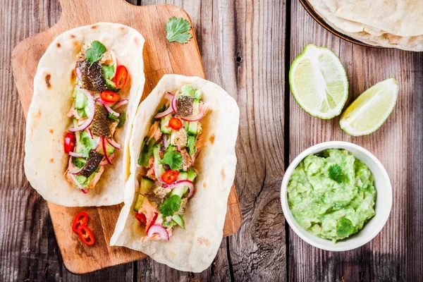 Somon ile ev yapımı tacos — Stok fotoğraf