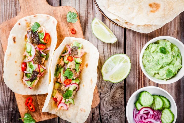 Somon ile ev yapımı tacos — Stok fotoğraf