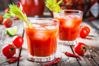 Kokteyl Bloody Mary bardaklarda buzlu 