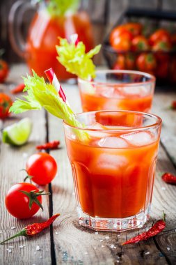 domates suyu ile kereviz ve buz içinde gözlük 