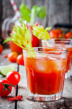 Kokteyl Bloody Mary bardaklarda buzlu 