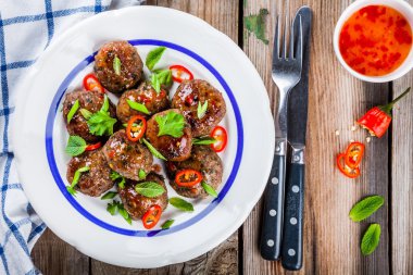 nane, yeşil soğan ve kırmızı biber sosu ile ev yapımı köfte